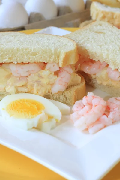 Αυγό και γαρίδες σαλάτα σάντουιτς — Φωτογραφία Αρχείου
