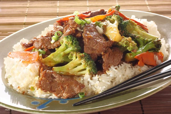 Rindfleisch und Brokkoli-Huhn. — Stockfoto