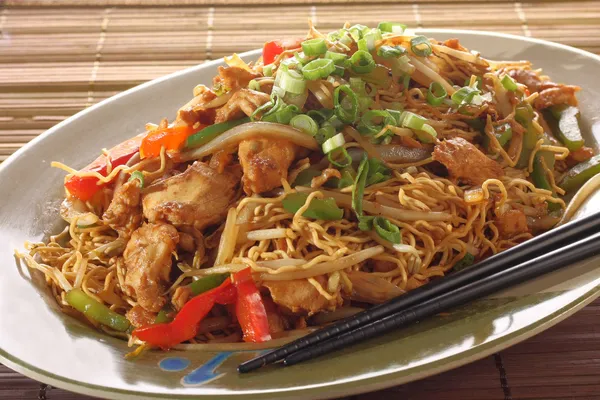 Chicken chow mein — Stock Photo, Image