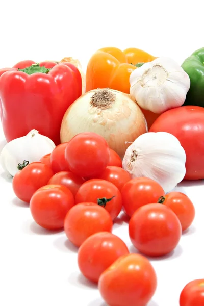 Verduras frescas, pimientos, tomates, ajo y cebollas . —  Fotos de Stock