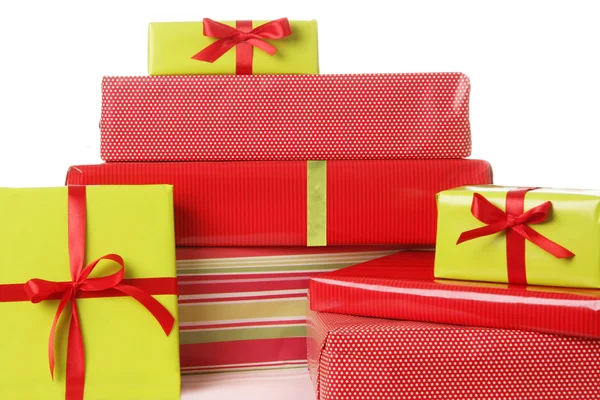 Χριστουγεννιάτικα δώρα σε κόκκινο και πράσινο. — Φωτογραφία Αρχείου