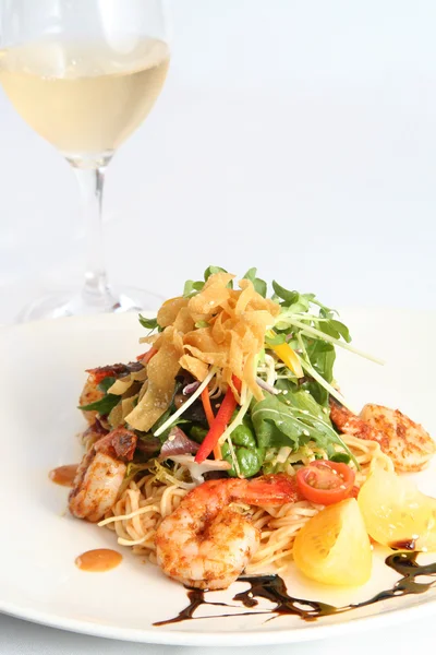 Тайської локшиною і креветки салатом — стокове фото