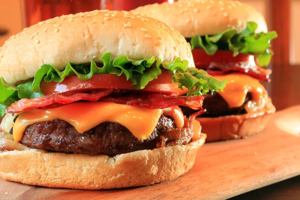 Cheeseburger mit Speck — Stockfoto