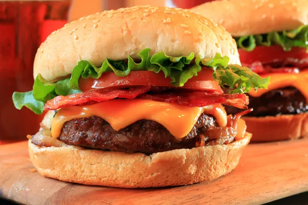 Hambúrgueres de queijo bacon — Fotografia de Stock