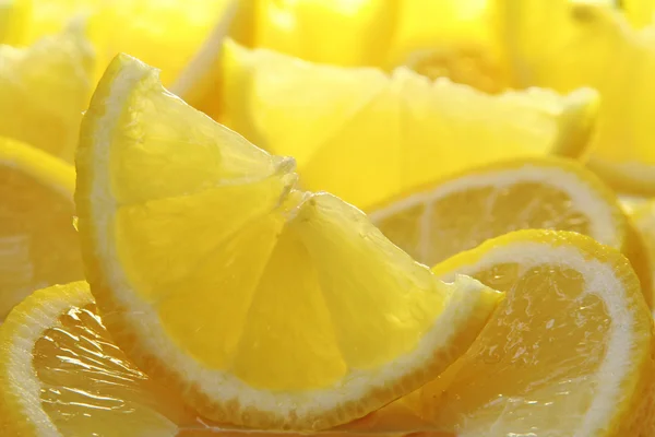 Freshly sliced lemons. — Stock Photo, Image