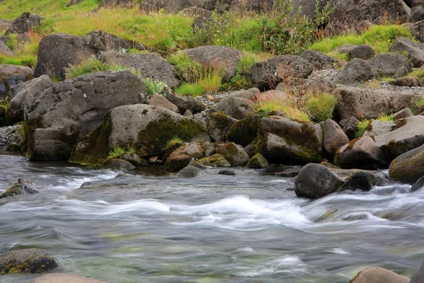 Швидкий тече річка — стокове фото