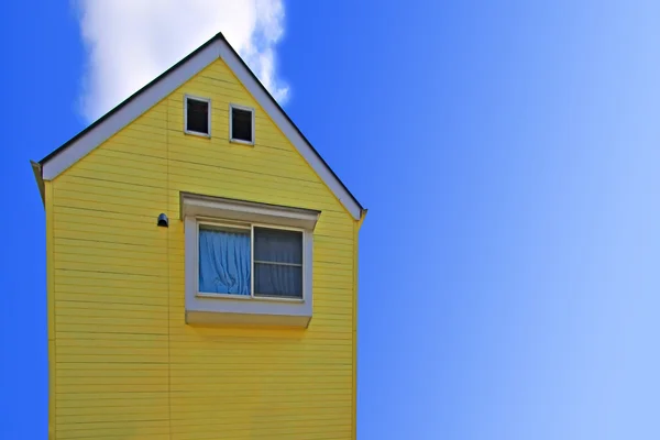 Casa amarilla — Foto de Stock