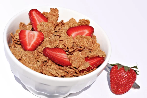 Bowl of healthy breakfast cereal with fresh strawberries. — Stock Photo, Image