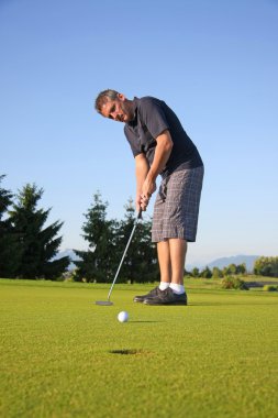 Golfer putting clipart