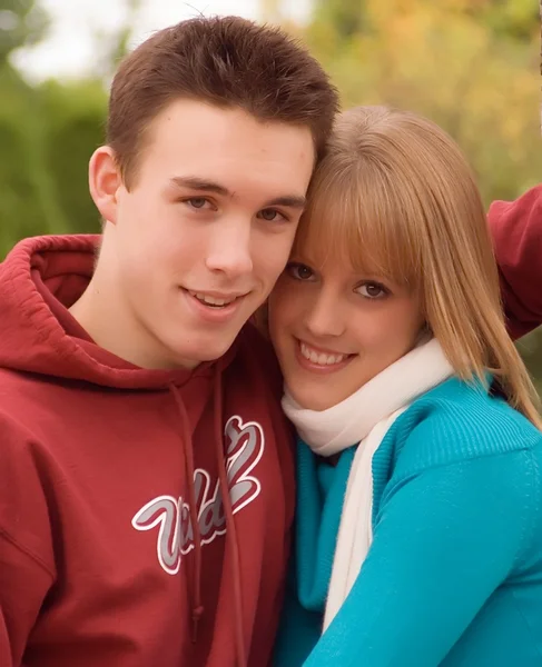 Молодая пара обнимается снаружи — стоковое фото