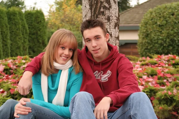Mladé dospívající snoubence mimo — Stock fotografie