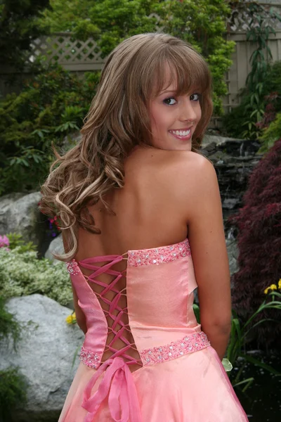 Όμορφη ξανθιά κοπέλα έφηβων στο φόρεμα prom — Φωτογραφία Αρχείου