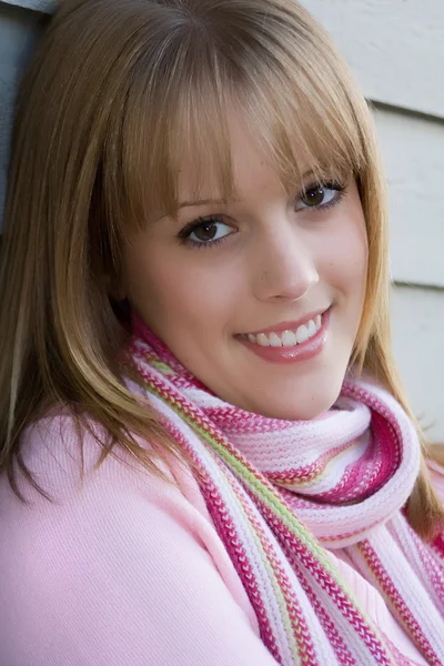 Porträtt av vacker ung blond flicka klädd i rosa — Stockfoto