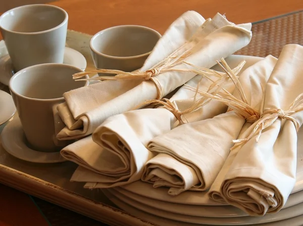 Tazze da tè e tovaglioli al bistrot — Foto Stock