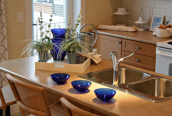Brandneue kleine Küche, wunderschön dekoriert in einem Show Home — Stockfoto