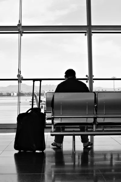 Podmiejskich, czekając na jego lot — Zdjęcie stockowe