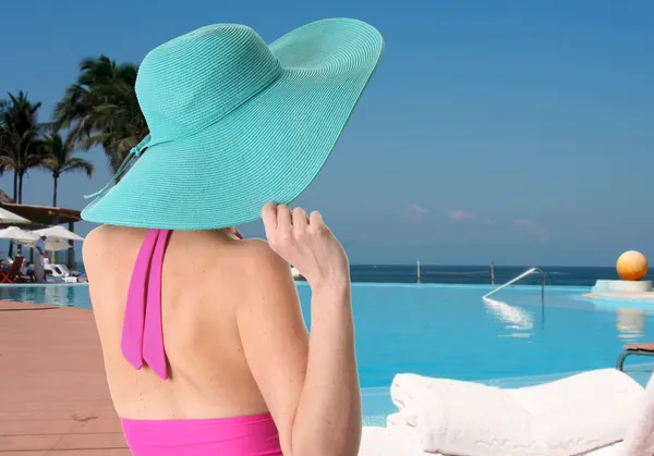 Senhora de férias usando um chapéu de sol . — Fotografia de Stock
