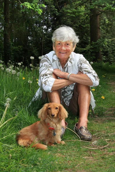 Senior lady en hond — Stockfoto