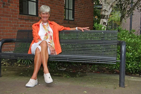 Senior dame in het park — Stockfoto