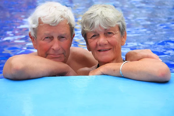 Seniorenpaar im Schwimmbad. — Stockfoto