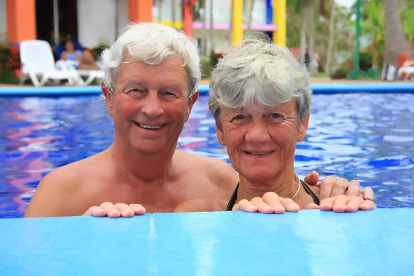 Yüzme havuzunda yaşlı bir çift.. — Stok fotoğraf