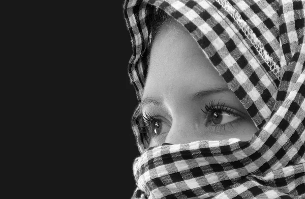 年轻女人，一条围巾裹在她头包含 100 的噪音 — 图库照片