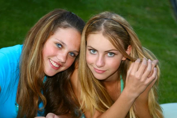 Zwei Mädchen draußen, beste Freundinnen — Stockfoto