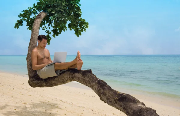 Пляжний відпочинок ноутбук — стокове фото