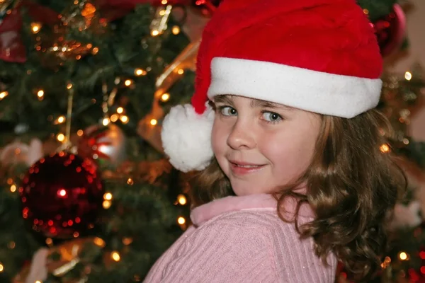 可爱的女孩穿上圣诞老人的帽子 — 图库照片