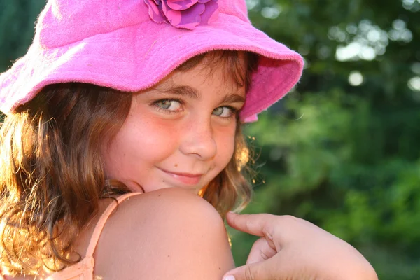 Söt tjej med rosa hatt — Stockfoto