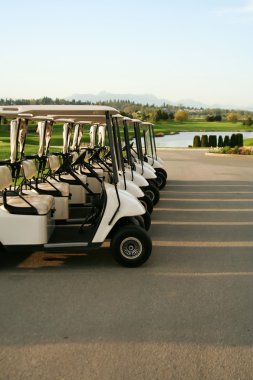 golf arabaları, dizilmiş