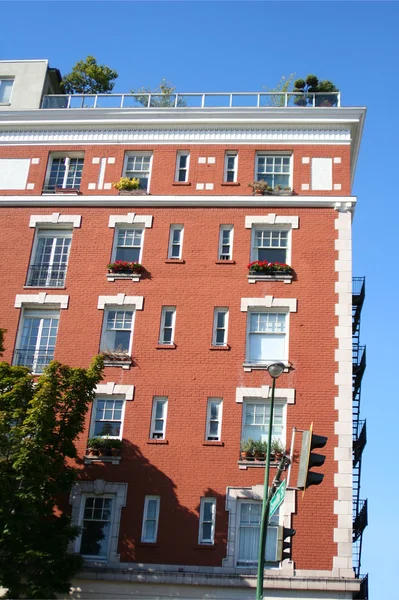Röd lägenhet byggnad, downtown vancouver — Stockfoto