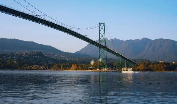 Lion's Gate bridge, Vancouver, view from Stanley park. — Stock Photo, Image