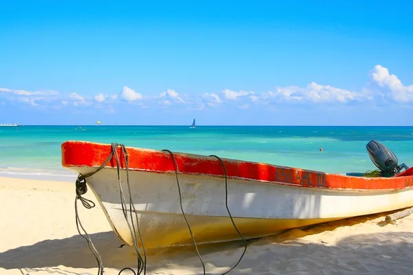Barco chamado "Escape" em uma praia tropical . — Fotografia de Stock