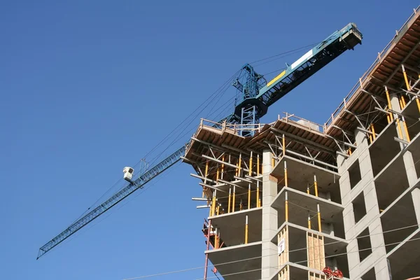 Высокий кран на строительной площадке — стоковое фото