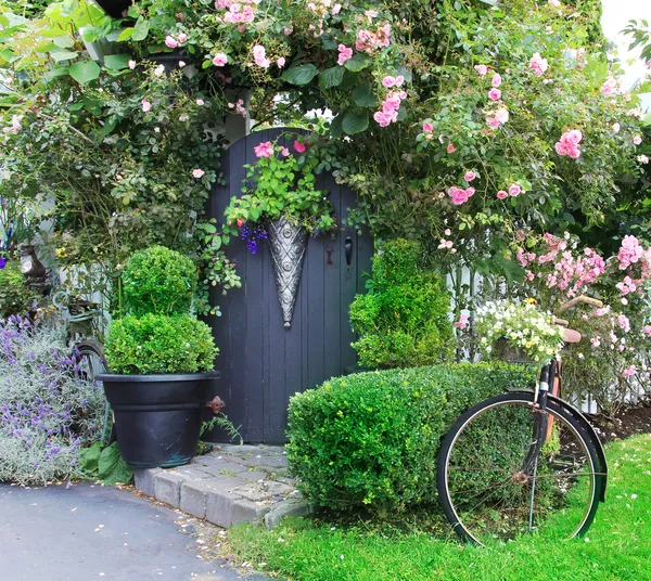 Pequeno portão encantador jardim . — Fotografia de Stock