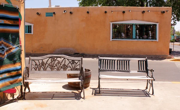 Παλιό πάγκο μπροστά μεξικάνικο σπίτι. — Φωτογραφία Αρχείου