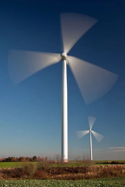 Megújuló energia a spining szélmalmok — Stock Fotó