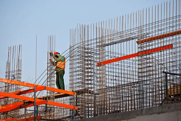 Arbeiter bereiten Betonstangen vor — Stockfoto