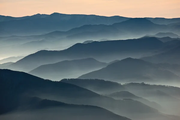 薄雾笼罩群山 — 图库照片