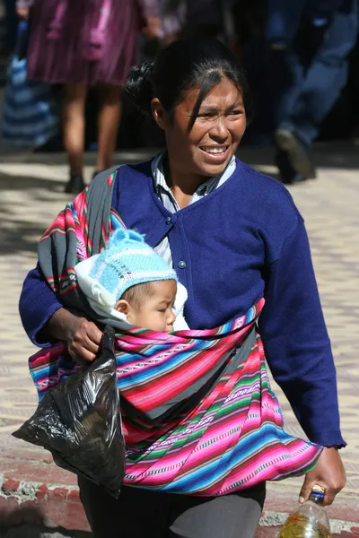 Femme bolivienne avec enfant — Photo