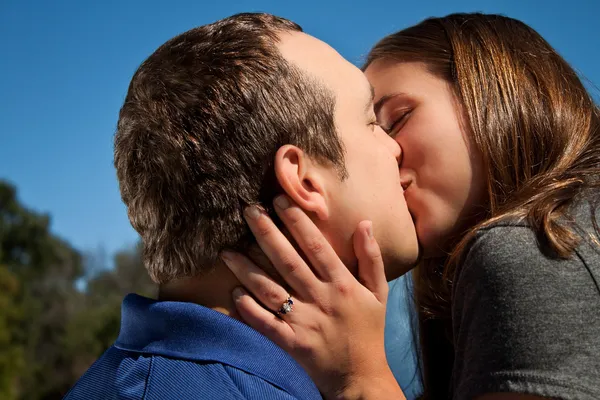 Çift öpüşme — Stok fotoğraf