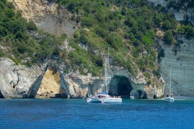 Deniz mağaraları yakınındaki katamaran