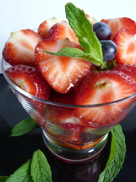 Strawberries mint and blueberries — Stock Photo, Image