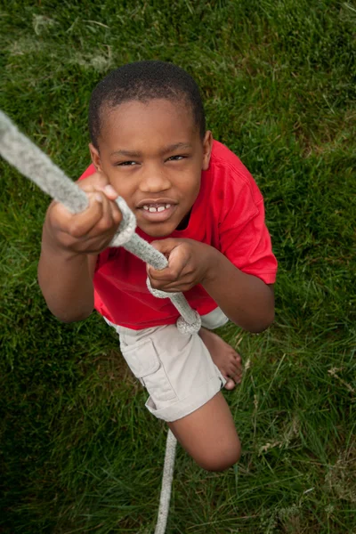 Αγόρι αναρρίχηση ένα σχοινί — Φωτογραφία Αρχείου
