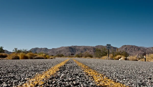 在沙漠里的道路 — 图库照片