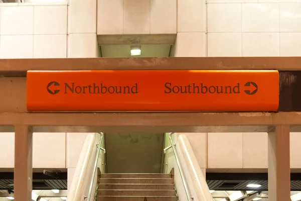 bir metro yön işareti