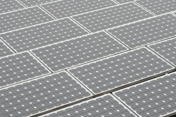 Panneaux solaires sur un toit plat Photo De Stock