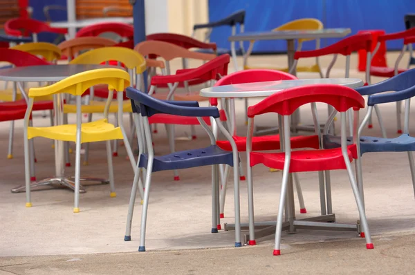 Kleurrijke terras stoelen — Stockfoto
