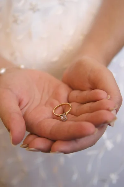 Braut hält ihren Verlobungsring. — Stockfoto